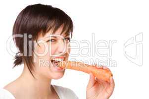 Junge Frau beißt in einer Karotte