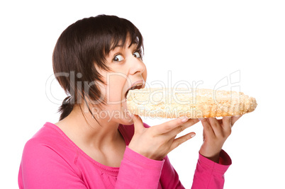 Junge Frau beißt in einen Kuchen