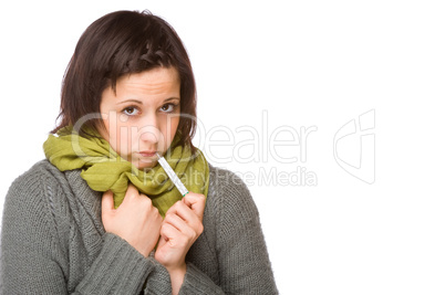Junge Frau mit einem Fieberthermometer