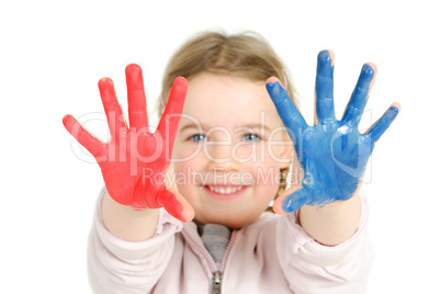 Kleinkind mit Fingerfarben