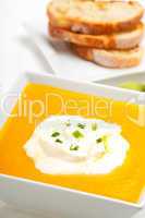Kürbissuppe und Baguette isolated on white