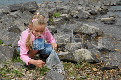 Kind sucht Muscheln