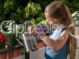 Kind gießt Blumen