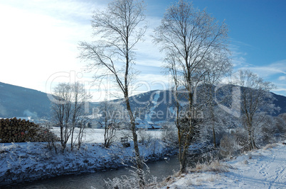 Sonnenspiegelung am Wasser