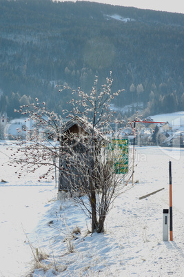 Busstation in einer Winterlandschaft