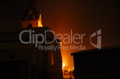 Kirche im Schneesturm und Scheinwerferlicht