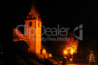 Kirche im Scheinwerferlicht