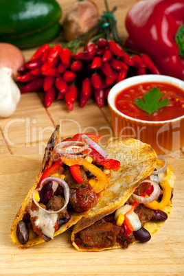 Tortilla gefüllt mit Fleischsauce und Bohnen