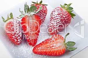 Handvoll Erdbeeren mit Puderzucker