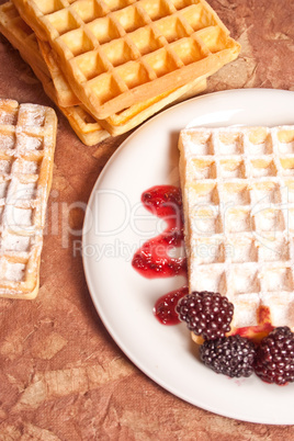 Wafffeln mit Brombeeren