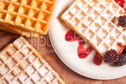 Waffeln mit Puderzucker und Brombeeren