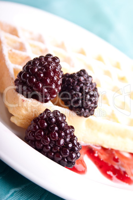 Waffeln mit Brombeeren