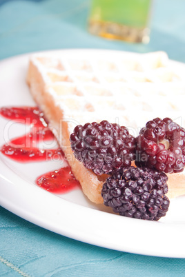 Waffeln mit Brombeeren