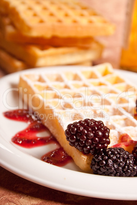 Waffeln mit Brombeeren und Soße