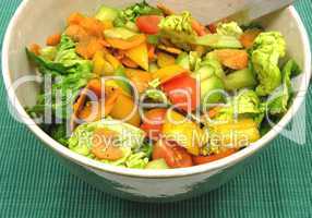 Gemischter Salat in Keramikschale