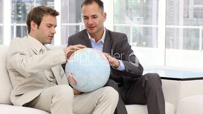 Geschäftsmänner mit Globus