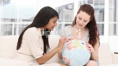 Geschäftsfrauen mit Globus
