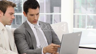 Geschäftsmänner am Computer