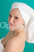 Frau in Handtücher nach einer Dusche