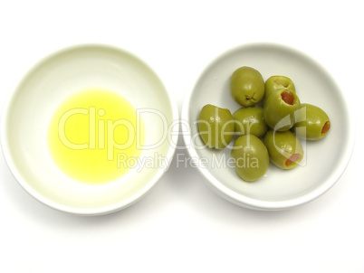Zwei Porzellanschalen mit  Olivenöl und Oliven