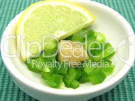 Grüne Paprikastücke mit Zucker und Zitrone in Porzellanschälchen