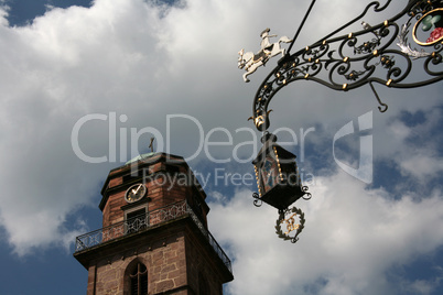 Schild und Kirchturm