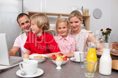 Familie beim Frühstück