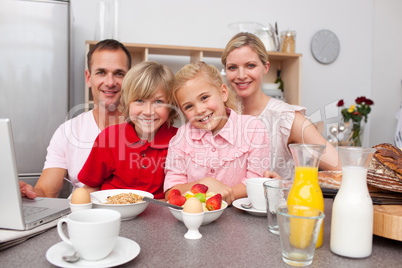 Familie beim Frühstück