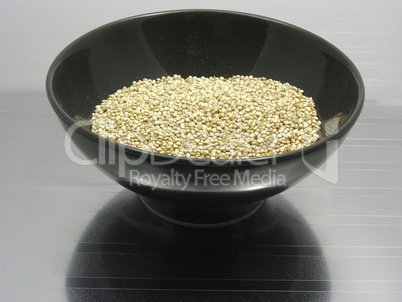 Porzellanschale mit Quinoa auf spiegelnder Unterlage