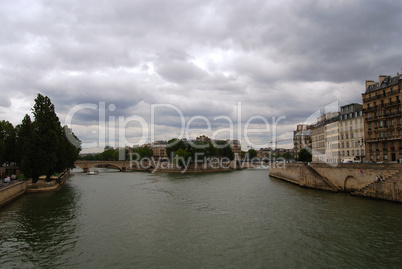 Seine river and island (Ile) De La Cite