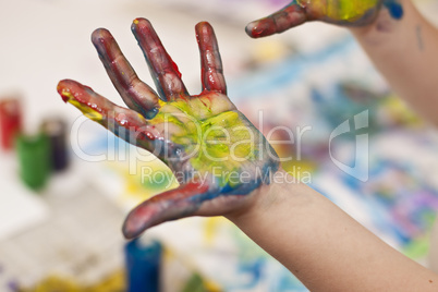Kleinkind bei der Fingermalerei