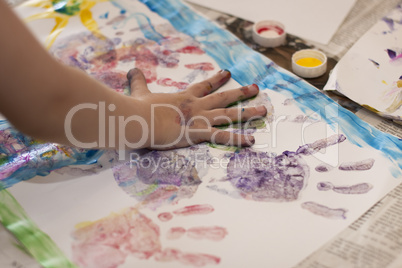 Kleinkind bei der Fingermalerei