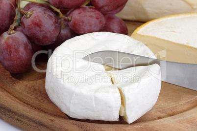 Camembert mit Trauben