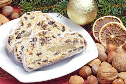 Christstollen mit Dekoration