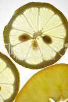 Apfel und Zitronenscheiben