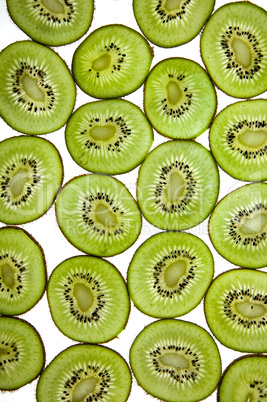 In Scheiben geschnittene Kiwi auf weissem Hintergrund