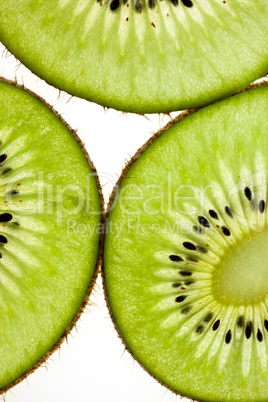 In Scheiben geschnittene Kiwi auf weissem Hintergrund