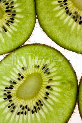 In Scheiben geschnittene Kiwi auf weissem Hintergrund