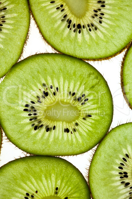In Scheiben geschnittene Kiwi auf weissem Hintergrund