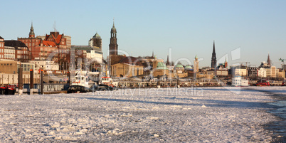 Die St. Pauli-Landungsbrücken in Hamburg im Winter