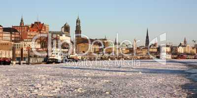 Die St. Pauli-Landungsbrücken in Hamburg im Winter