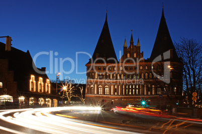 Das Holstentor in Lübeck mit Lichtstreifen durch den Straßenverkehr