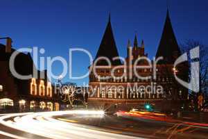 Das Holstentor in Lübeck mit Lichtstreifen durch den Straßenverkehr