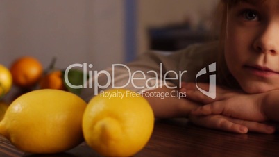 Kleines Mädchen mit Zitronen
