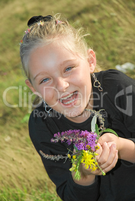 Kind mit Blumen