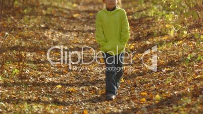 Kleines Mädchen beim Herbst-Spaziergang