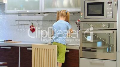 Kleines Mädchen in der Küche