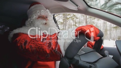 Weihnachtsmann fährt Auto