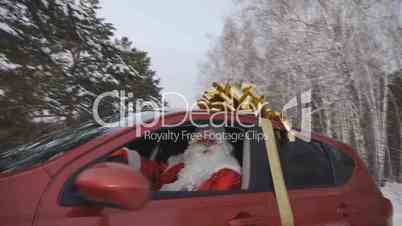Winterwald und Weihnachtsmann im Auto