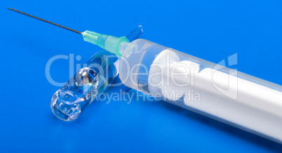 Ampoule and syringe